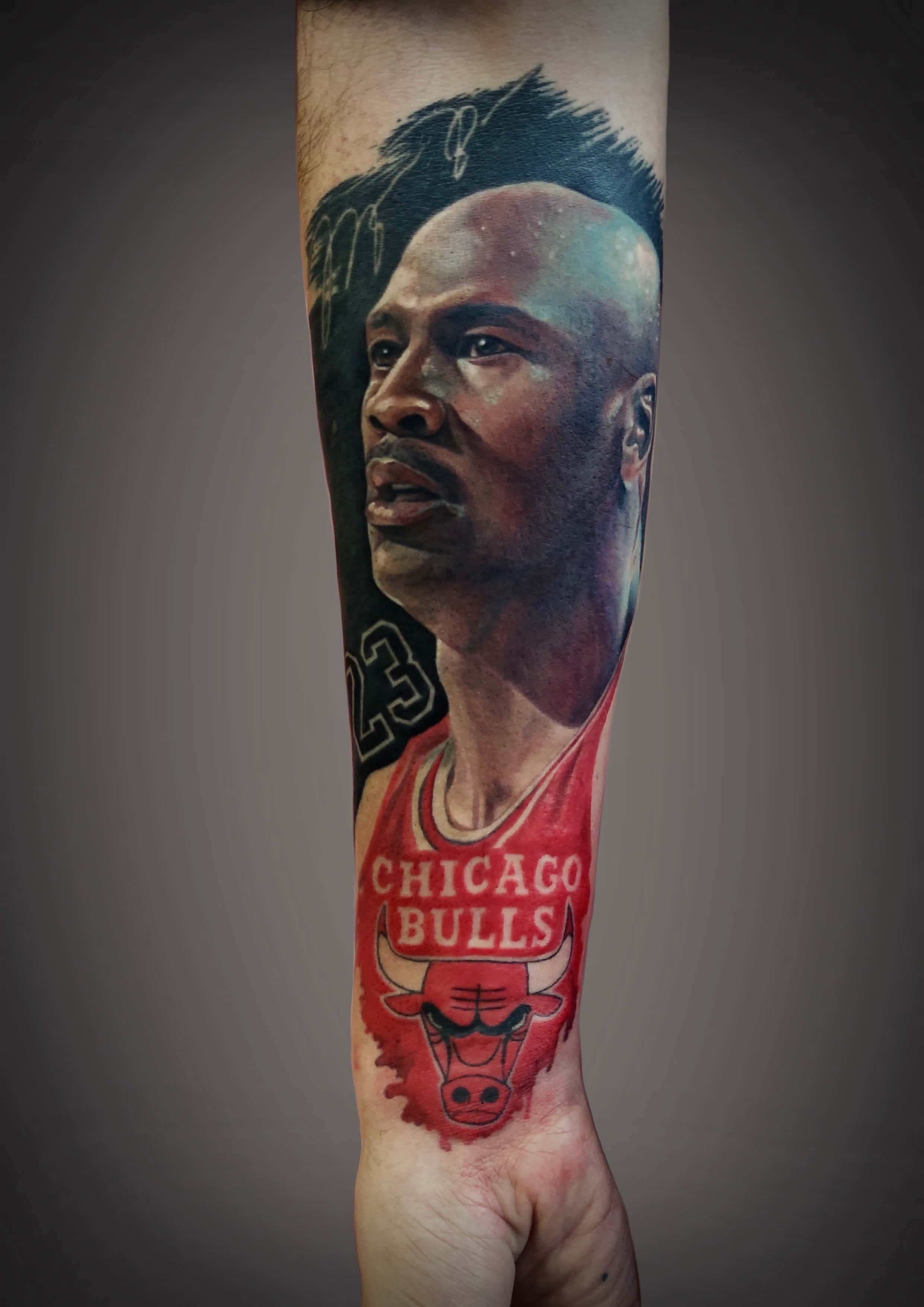 Realistisches Porträttattoo von Michael Jordan, der legendären Basketballikone der Chicago Bulls, mit detailliertem Color Realism von Inna Fisher Tattoo