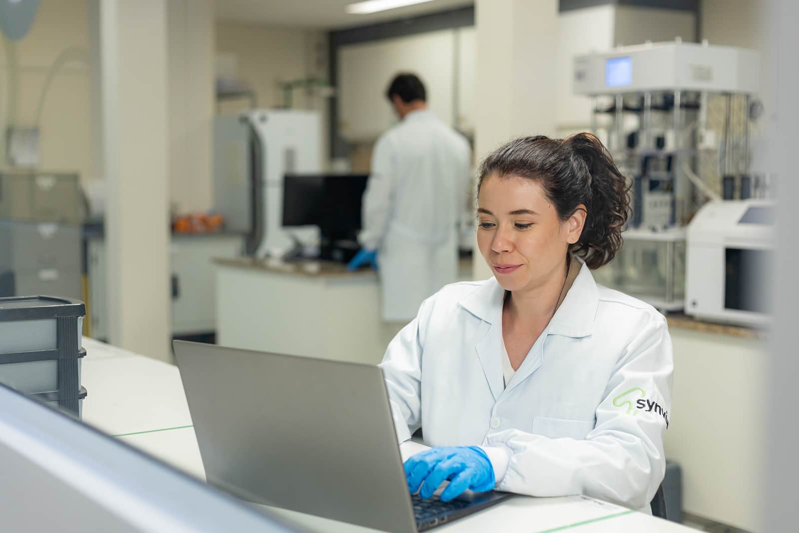 Especialista da Synvia realizando monitoramento de segurança e farmacovigilância em estudos clínicos