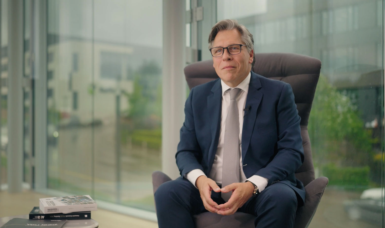 Nahaufnahme eines CEO vor einem Bürohintergrund