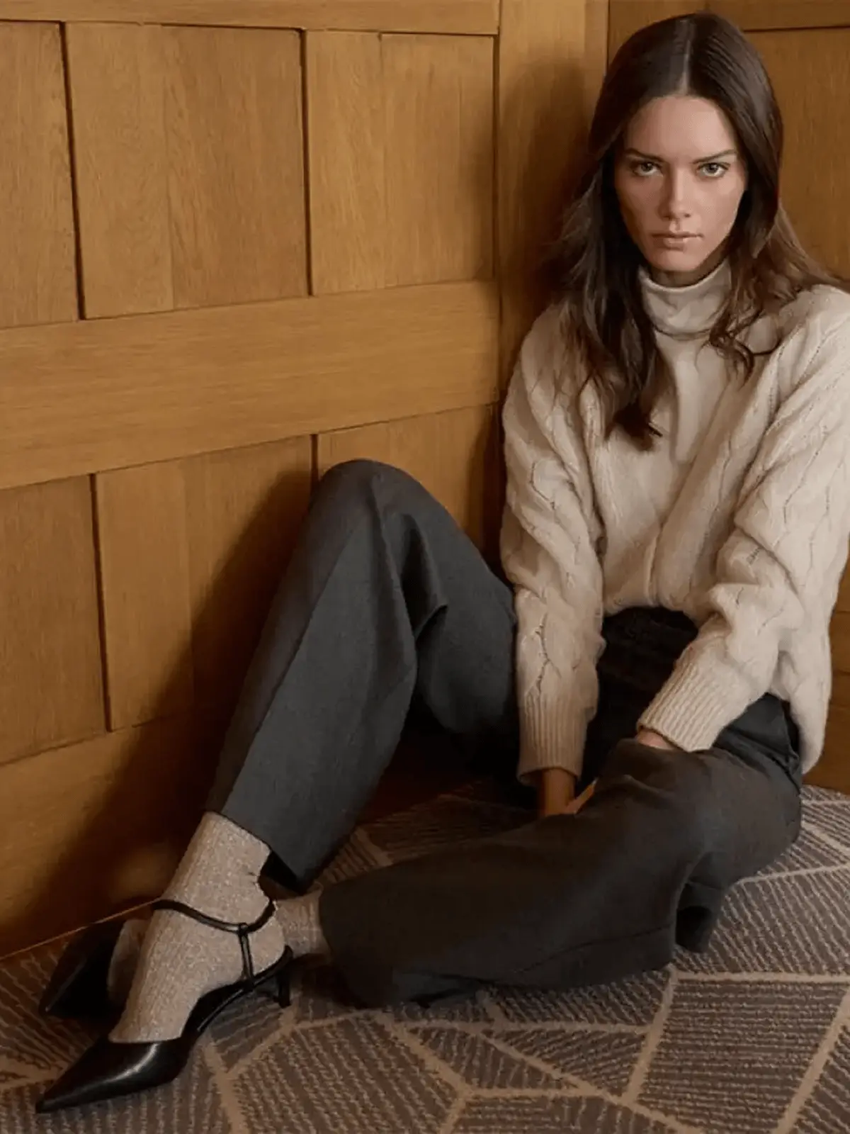 Model sitzt auf dem Boden und schaut in die Kamera