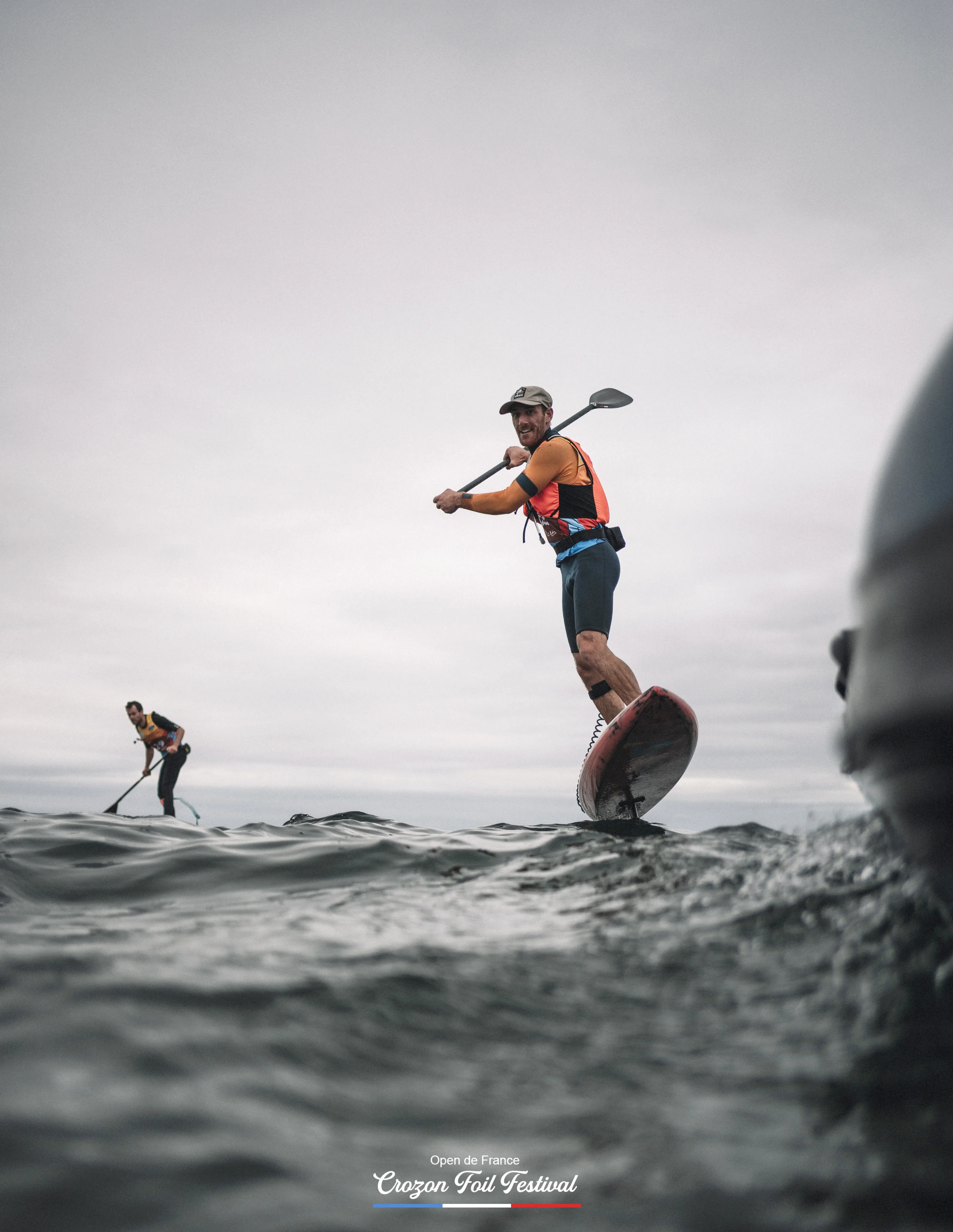 Deux en hommes en de paddle foil sur la mer