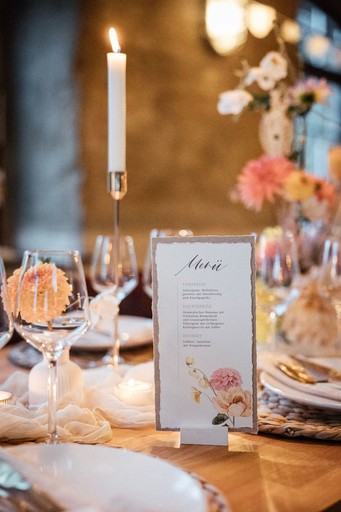 Individuelle Hochzeits-Papeterie von Sophia Rechter aus Wuerzburg – edle Einladungskarten mit rosa Seidenband