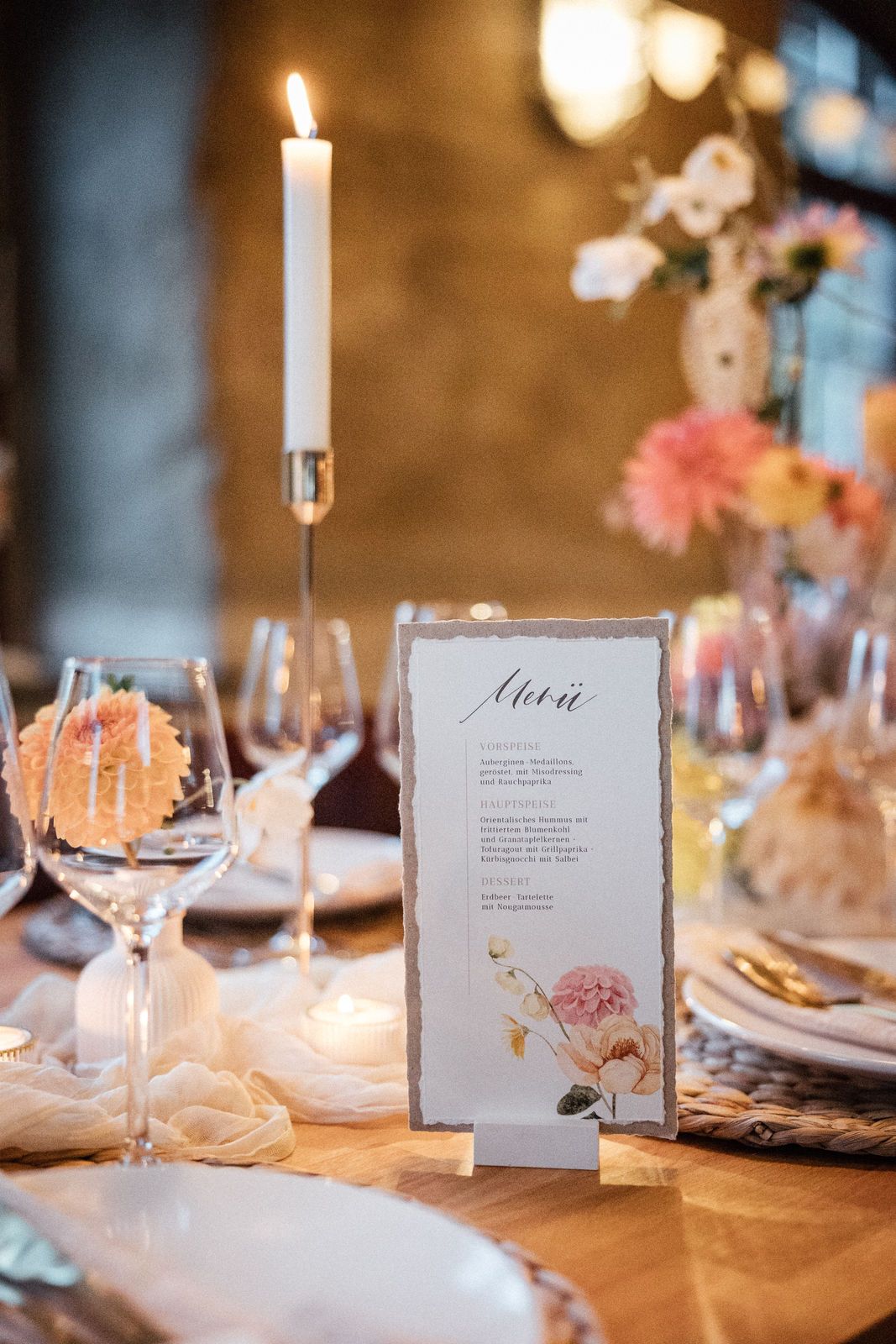 Individuelle Hochzeits-Papeterie von Sophia Rechter aus Wuerzburg – edle Einladungskarten mit rosa Seidenband