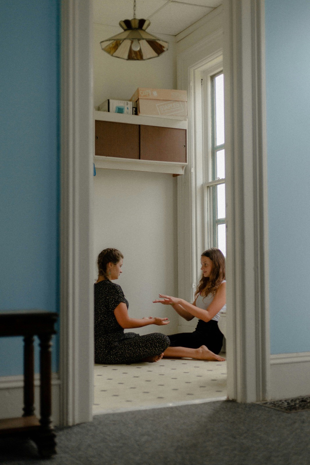 Par gjennomgår samboerkontrakt på skjerm.