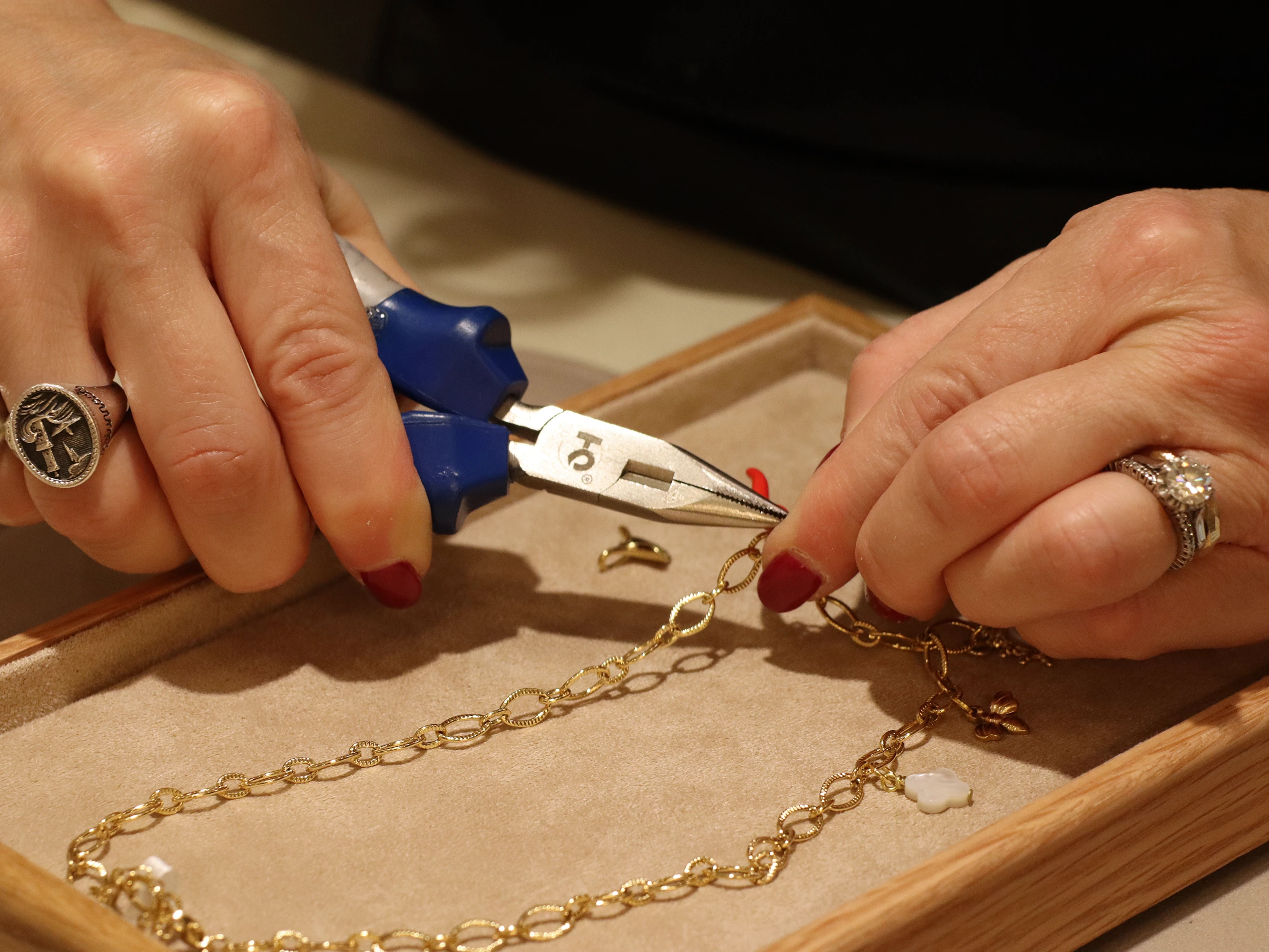 Shooting fotografico per la gioielleria artigianale Laura Sciunnach bijoux realizzato da Aura Studio, agenzia di comunicazione di Genova, per i contenuti social.