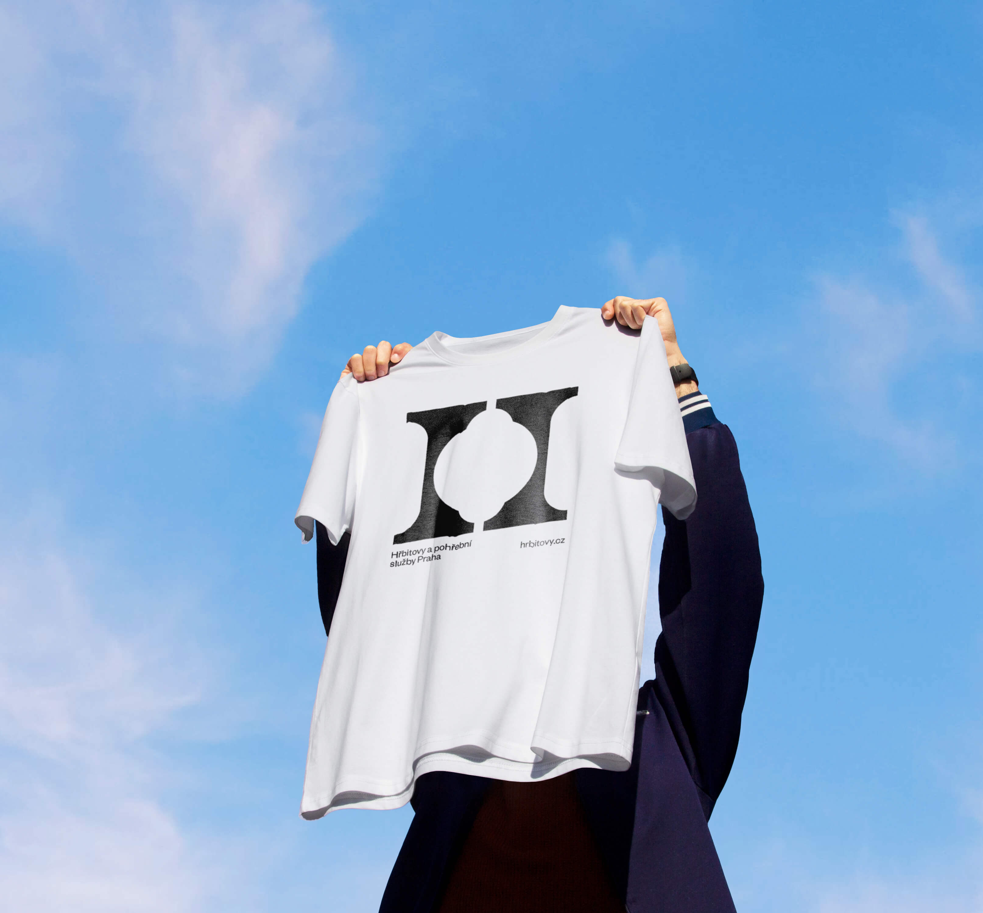 Nová vizuální identita pro Hřbitovy a pohřební služby Praha od studia Matouš Design, oceněná DESIGN BODem za citlivé grafické zpracování. Na fotografiích je vidět nové logo, ilustrace, orientační systém a tiskoviny, které přetvářejí pohled na hřbitovy jako na klidná a důstojná místa setkávání i vzpomínek.