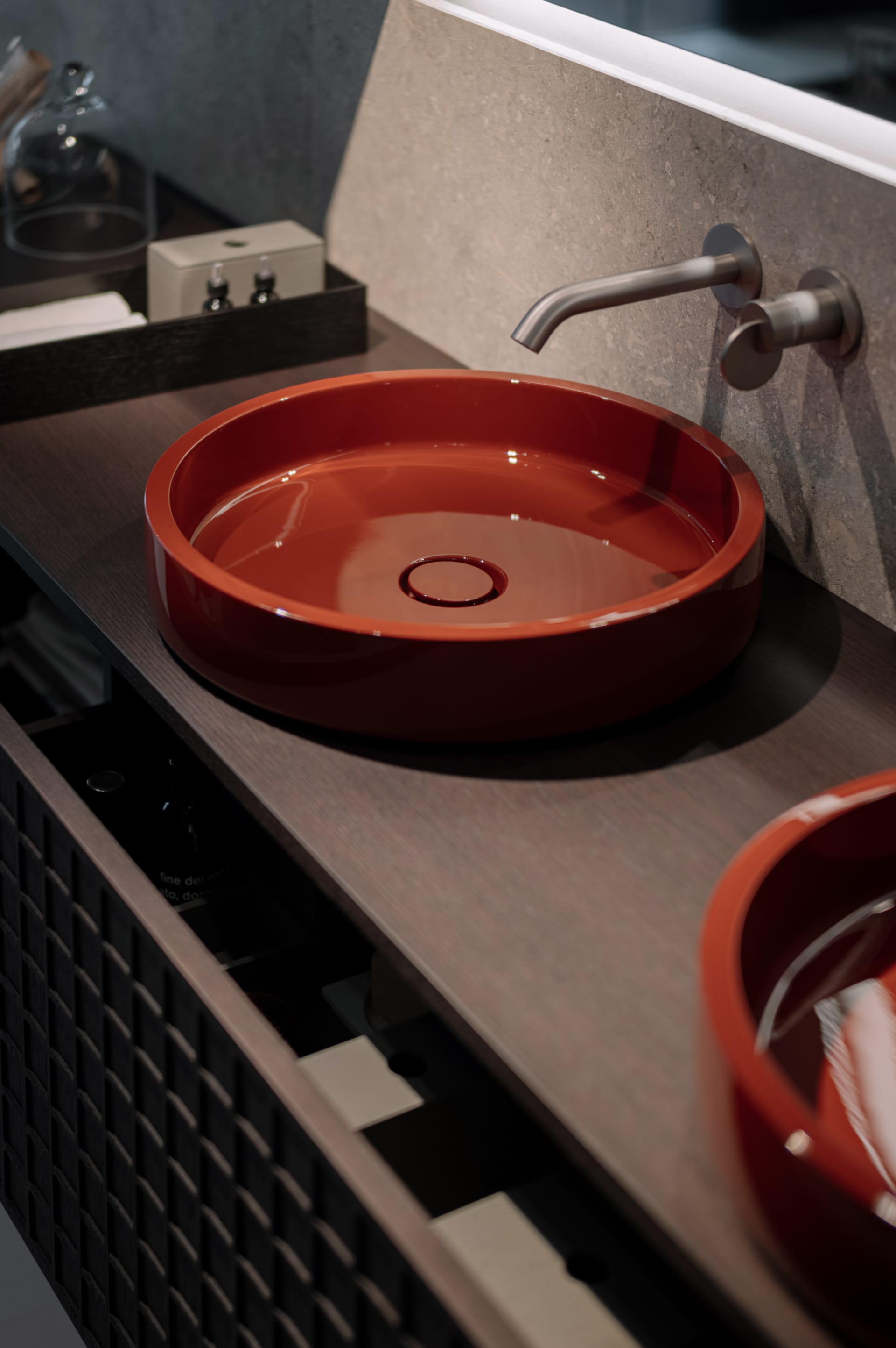 Dettaglio lavabo Cenote rosso lucido