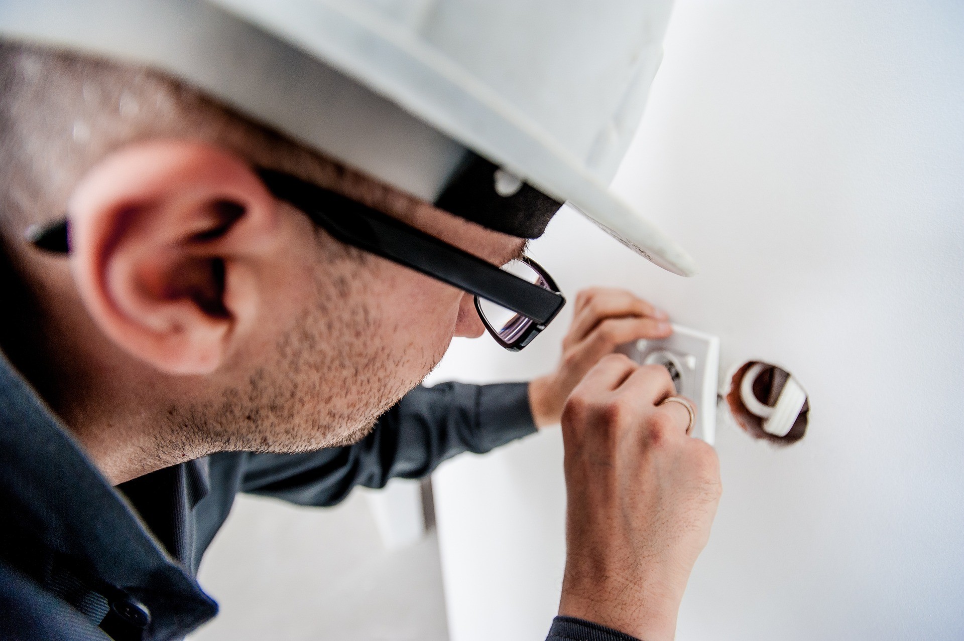 Électriciens à Compiègne réalisant une réparation de prise murale