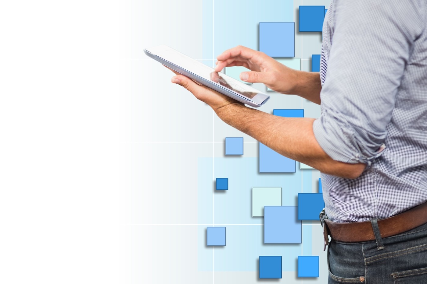 Atendente sorridente usando headset e computador, simbolizando o atendimento digital ao cidadão no portal de serviços.