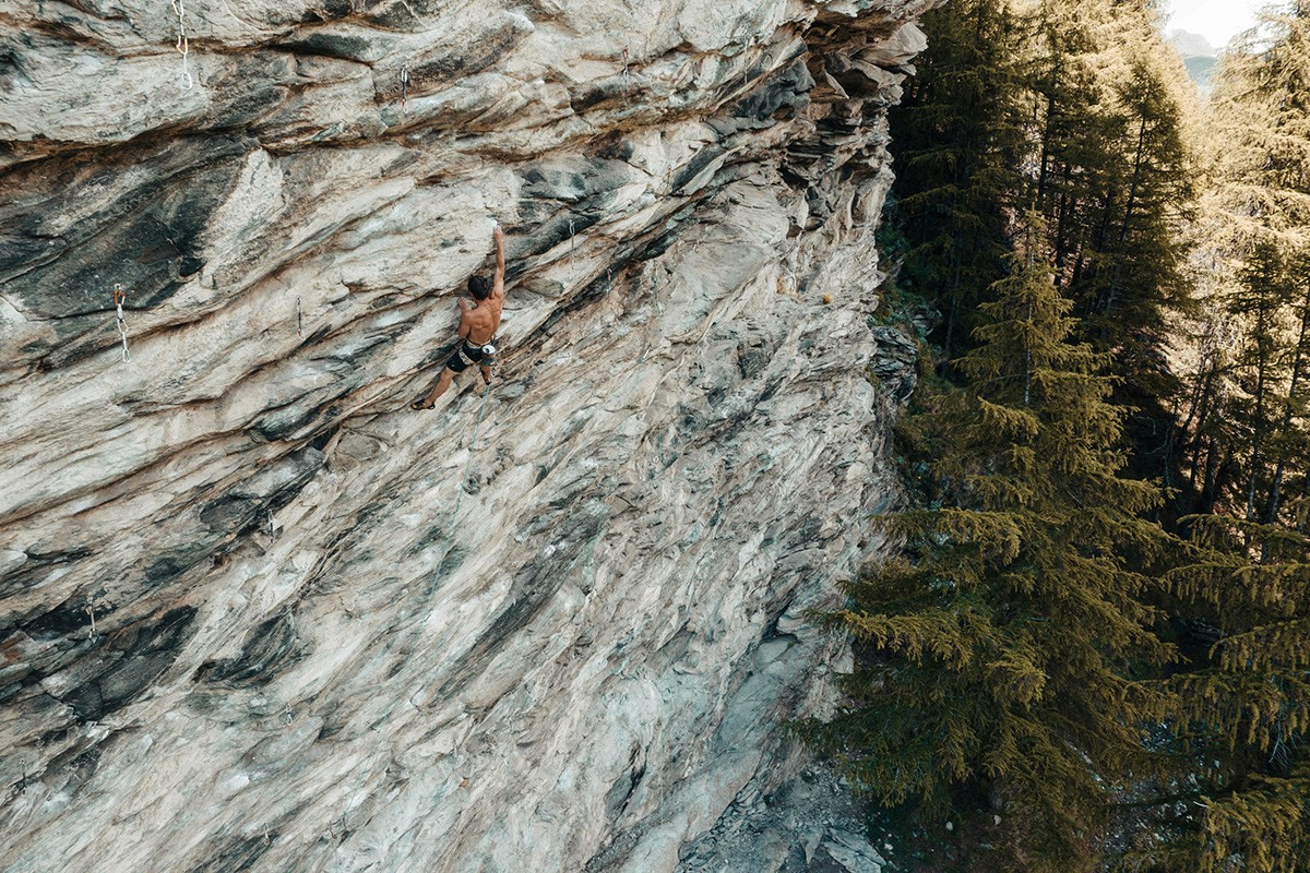 Vignette personne en train d'escalader une falaise