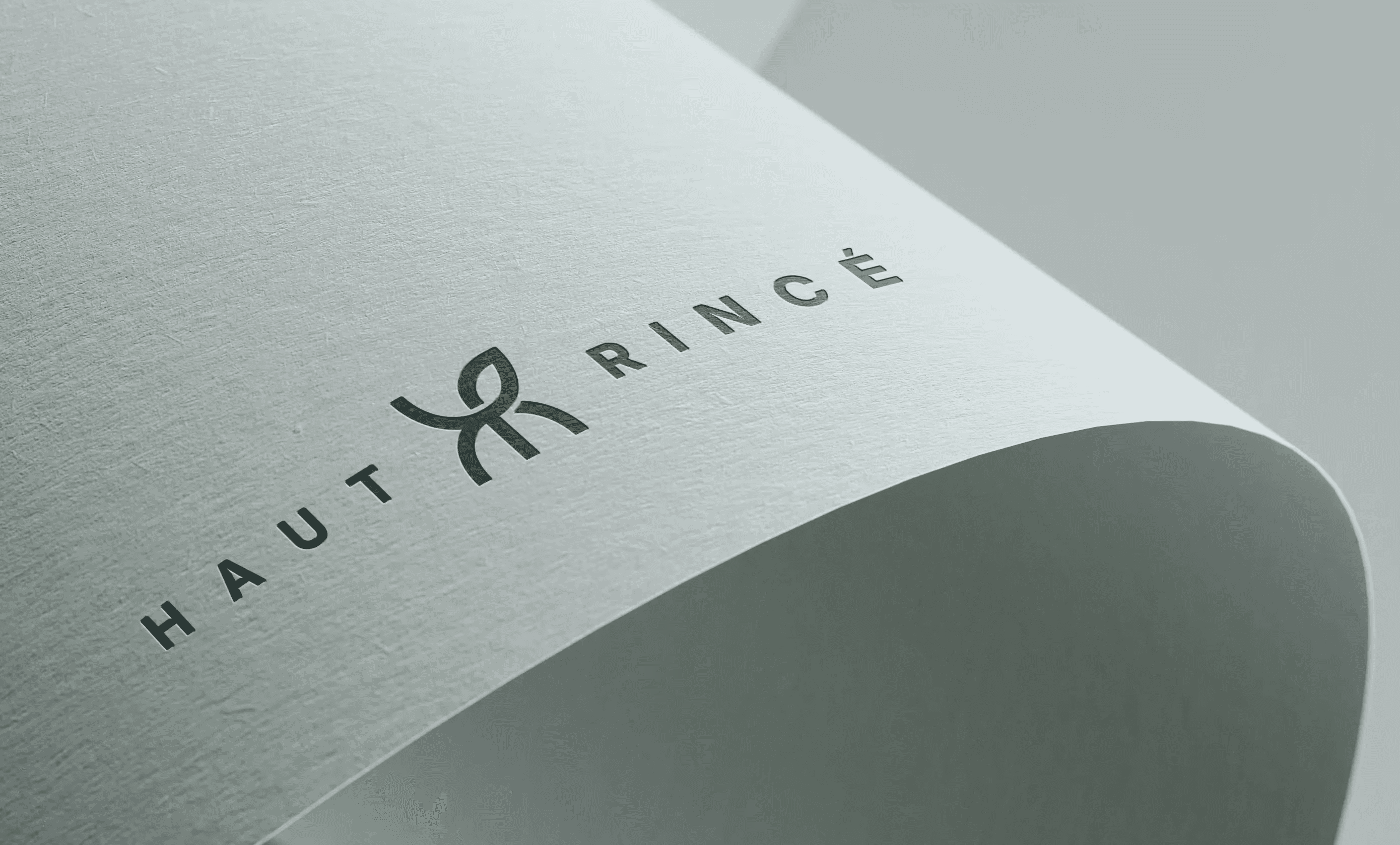 Feuille de papier texturée avec un logo