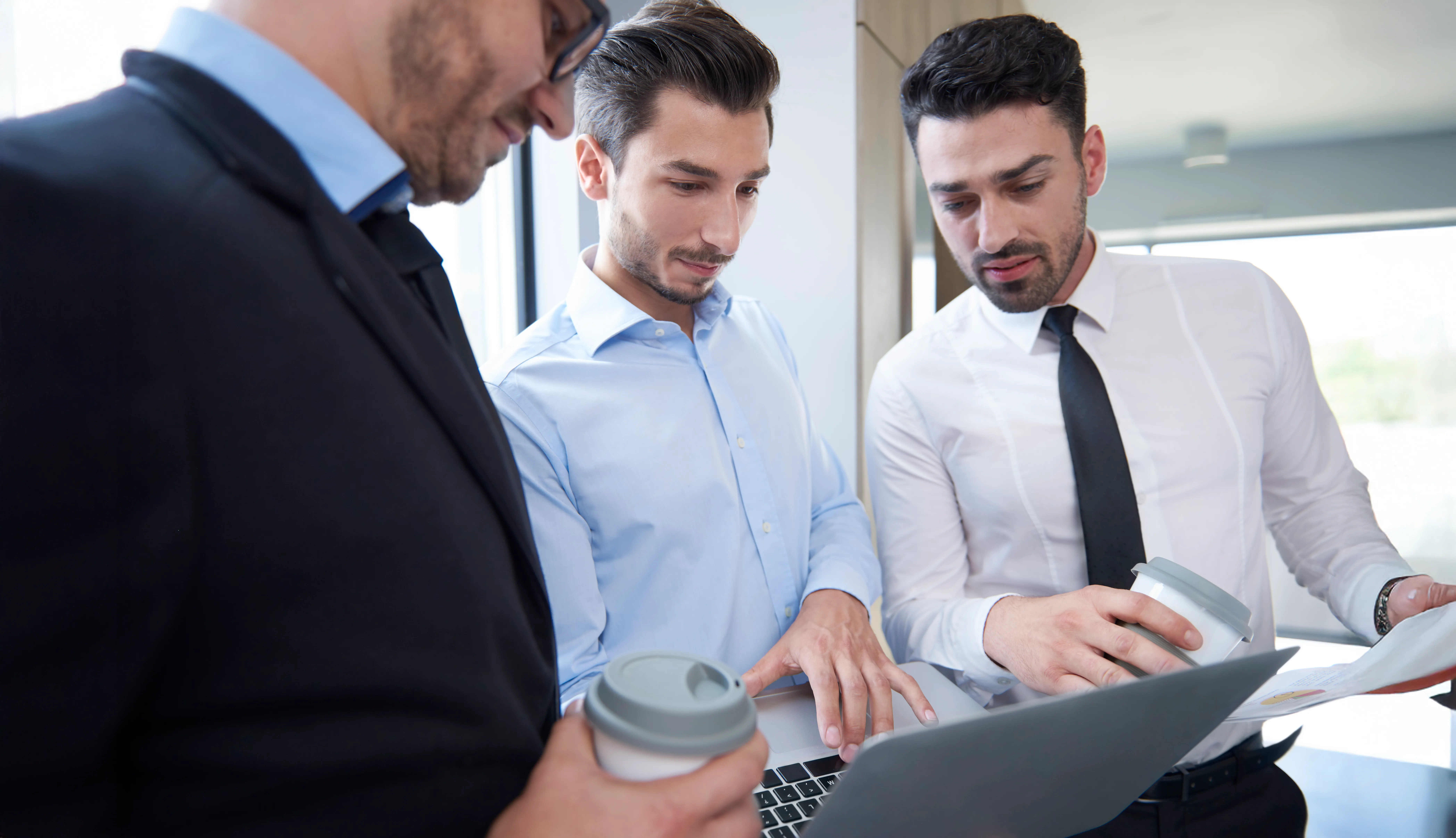 Ejecutivos tomando una decisión empresarial en cuanto a la tecnología de su empresa.