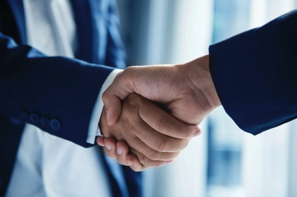 Handschlag zwischen Geschäftspartnern – Symbolbild für M&A-Transaktionen im Pflegemarkt vom ersten Kontakt bis zum Closing
