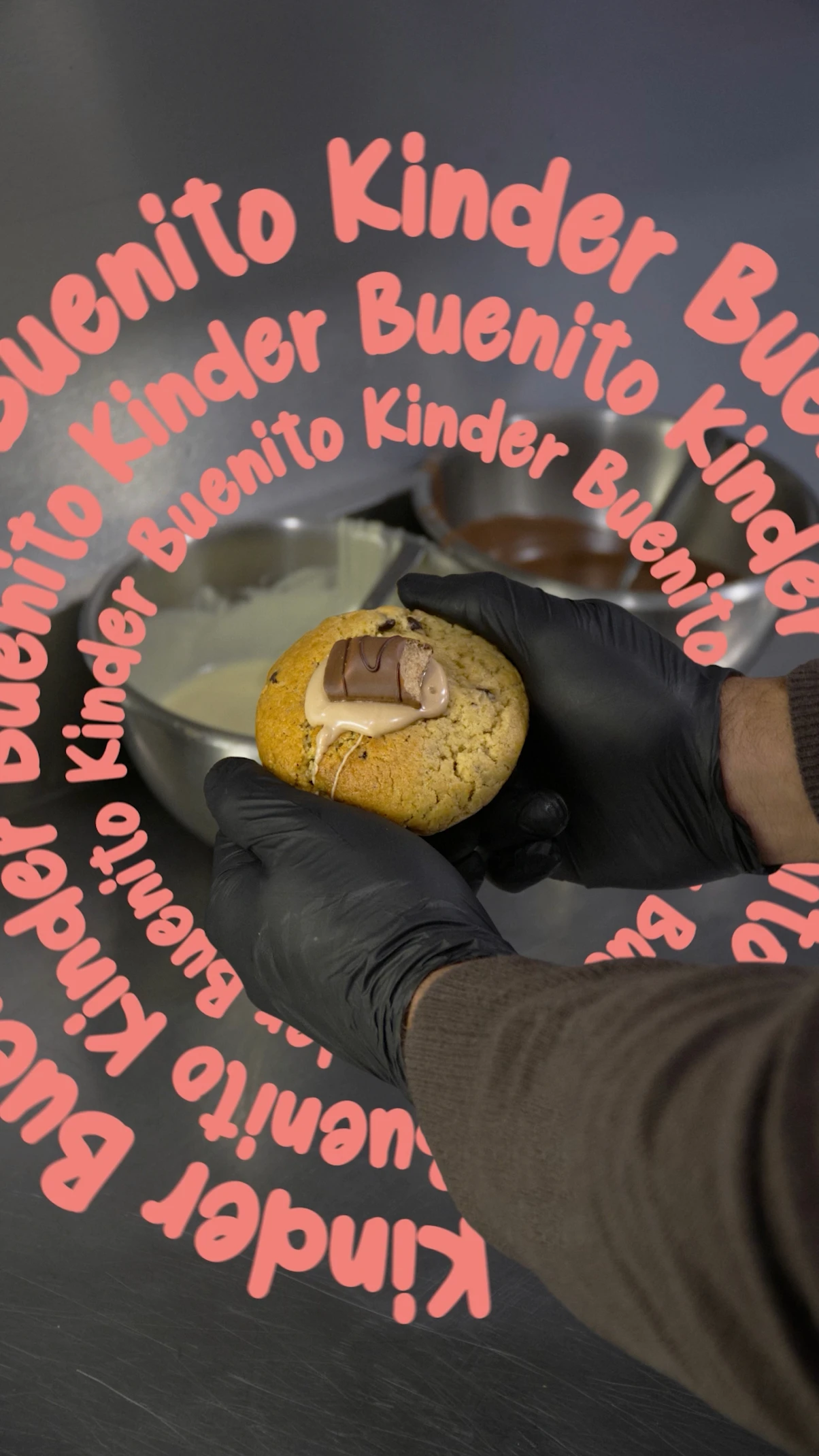 Visuel photo et typographie circulaire 'Kinder Buenito' pour story Instagram et réseau social food.