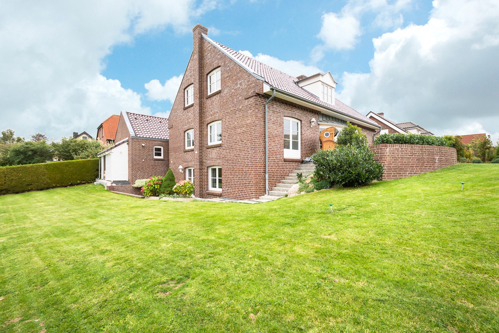 Einfamilienhaus mit Vorgarten in Kiel mit roter Ziegelsteinwand