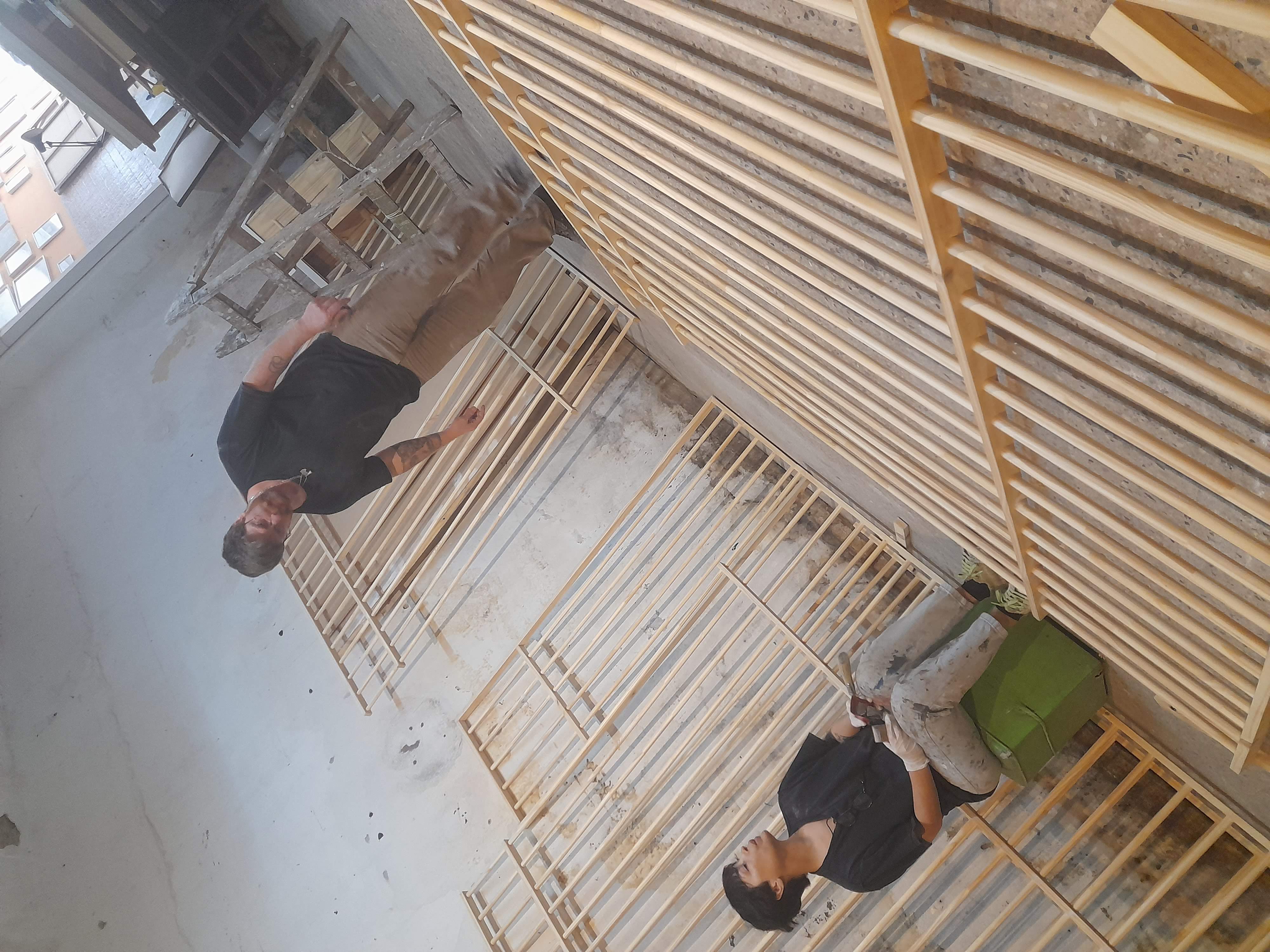 Construcción de decorados y ambientaciones temáticas con técnicas tradicionales de escenografía en CABA.