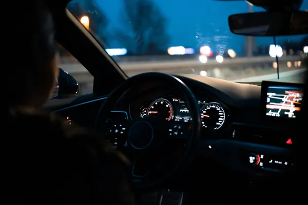 Condução nocturna com painel iluminado e estrada — viagens de longa distância · Táxi Afonso · 06 Caminha