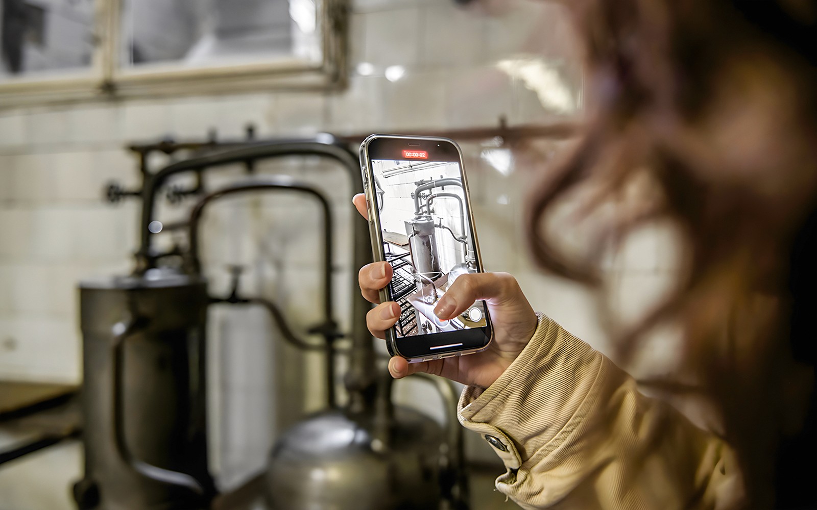 人在導賞過程中，於地窖內拍攝歷史藥房設備。