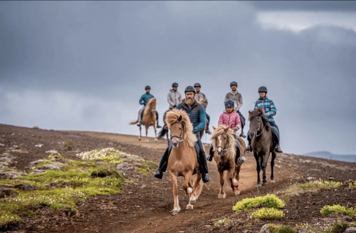 一群骑手骑过熔岩场