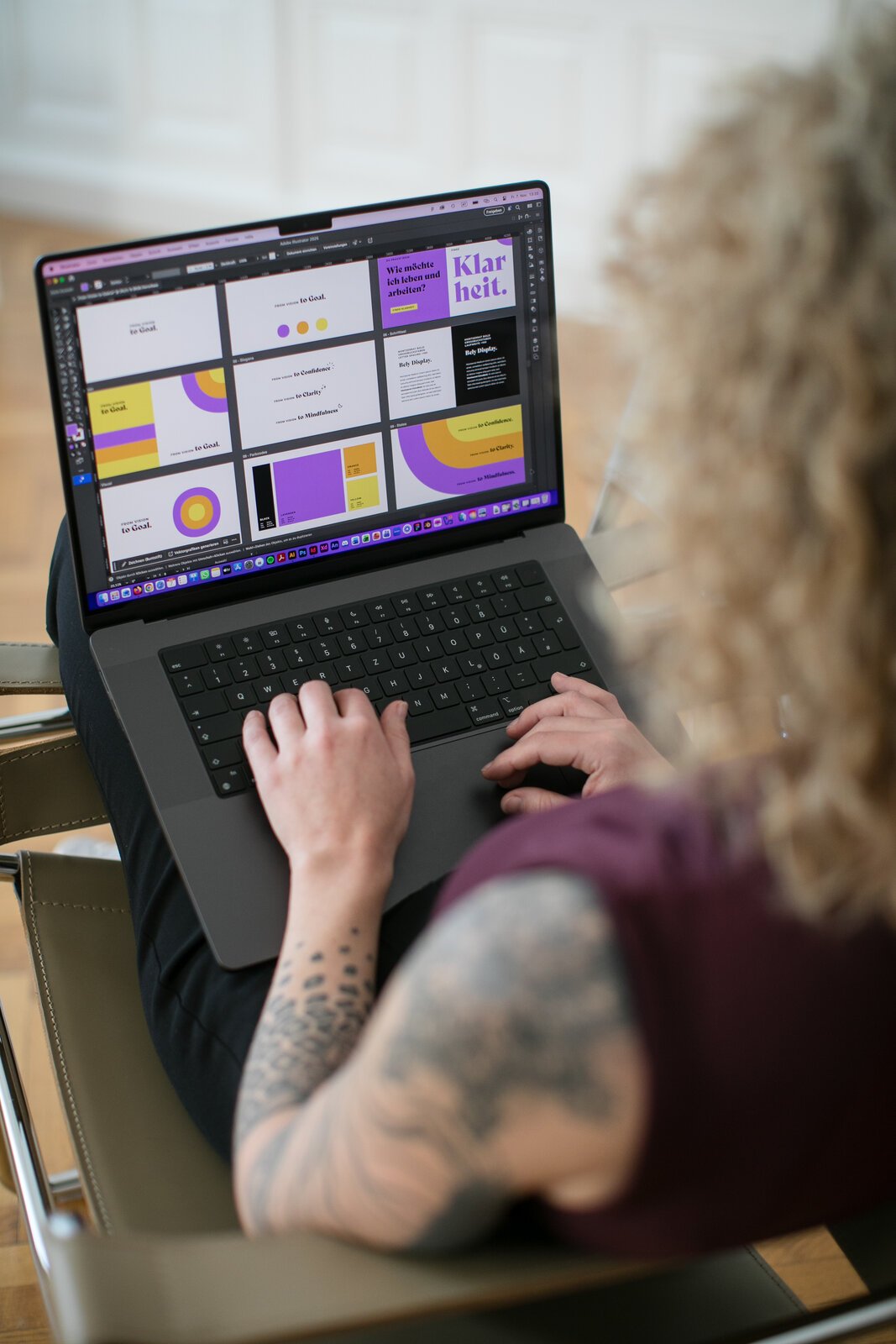 Laptop mit Designlayouts eines Brand-Designs und Farbkonzepten in einer Designsoftware