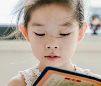 criança pratica leitura na educação infantil