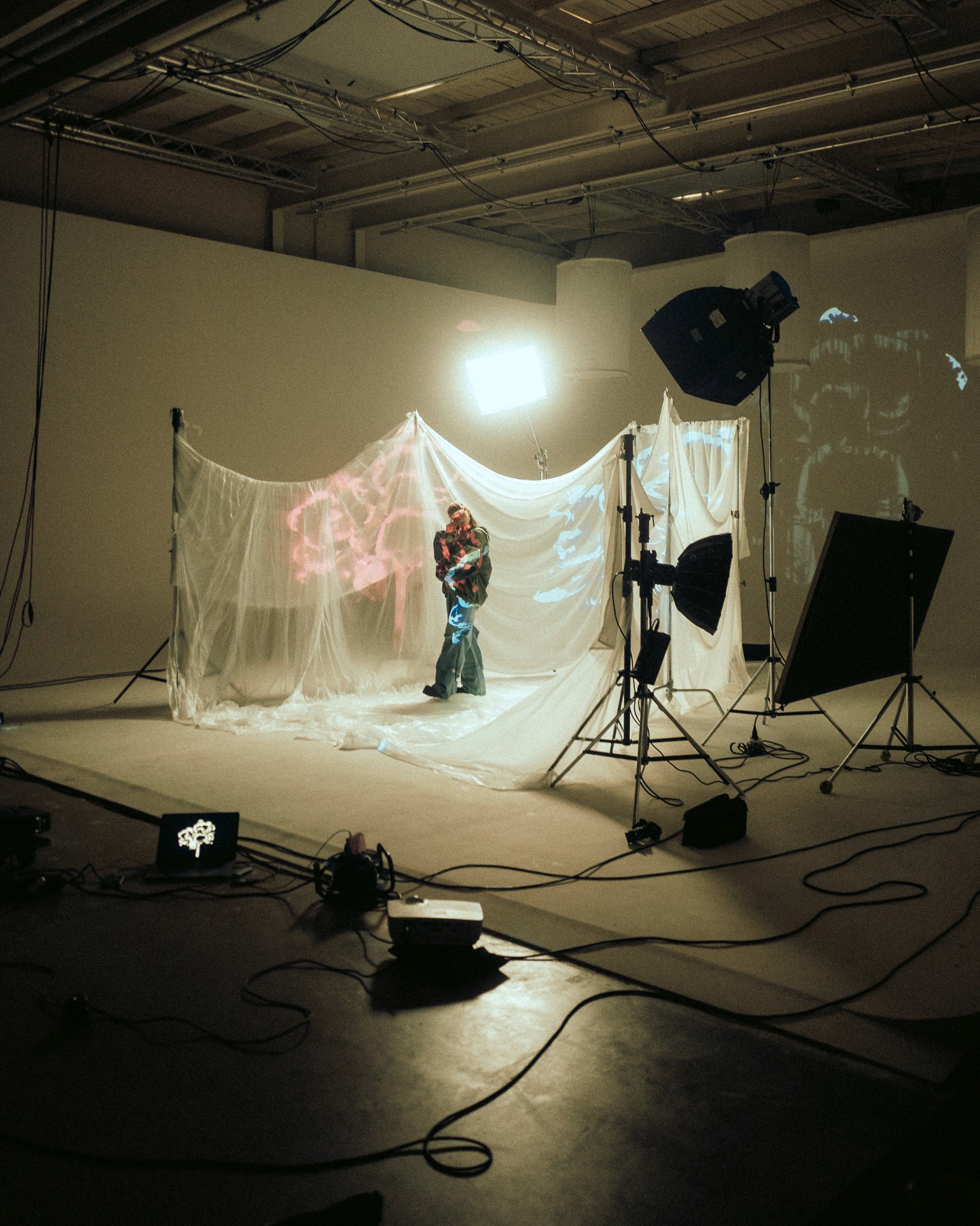 kameramnn mit red kamera beim filmen, grünes moddy bild, rapper musikvideo in dresden