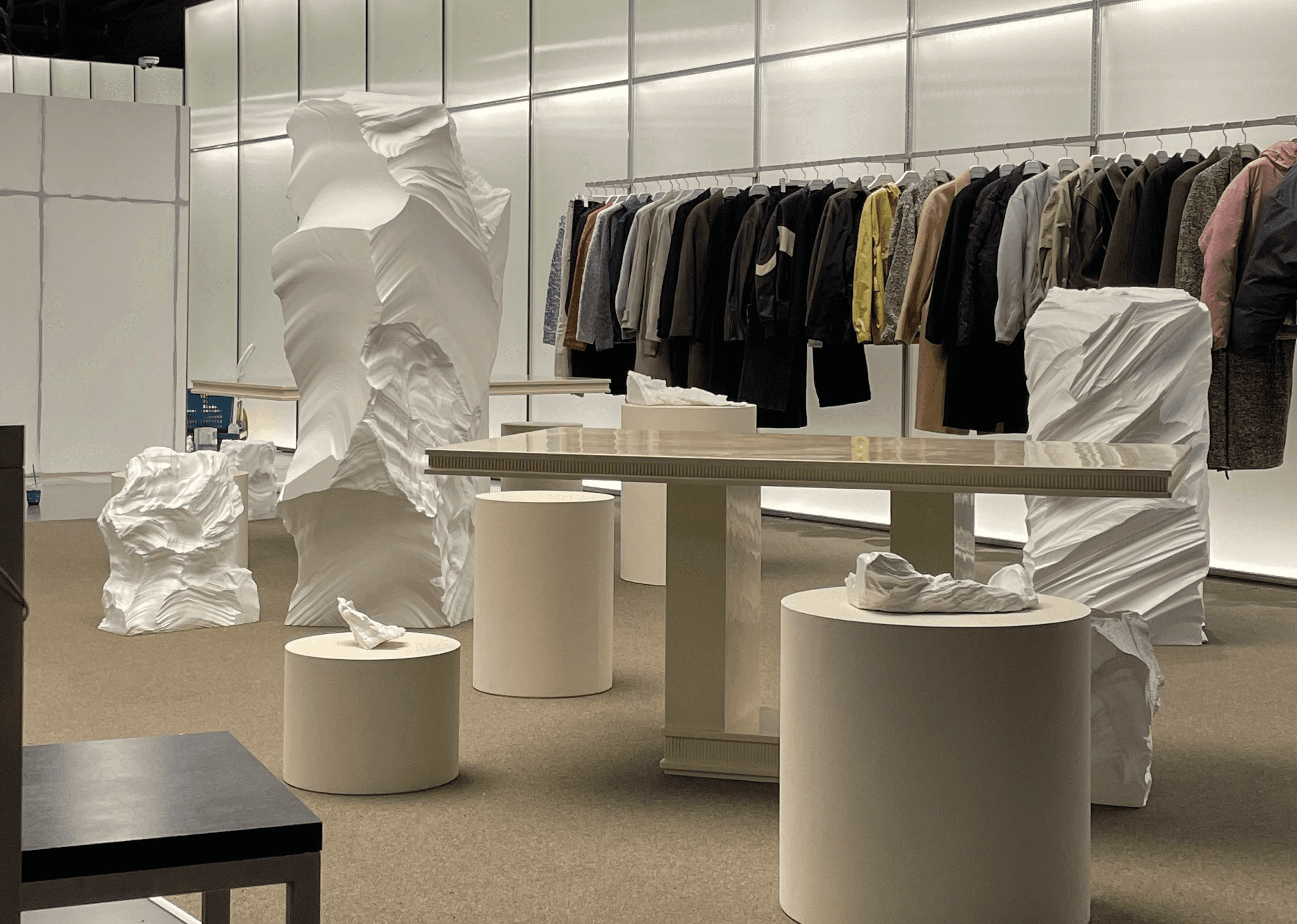 쿠어 팝업 설치 완성 전경, 무신사 스토어 실내, 스티로폼 대리석 오브제, 가벽 설치 / COOR pop-up installation overview, Musinsa Store interior, marble-effect styrofoam sculpture, false wall