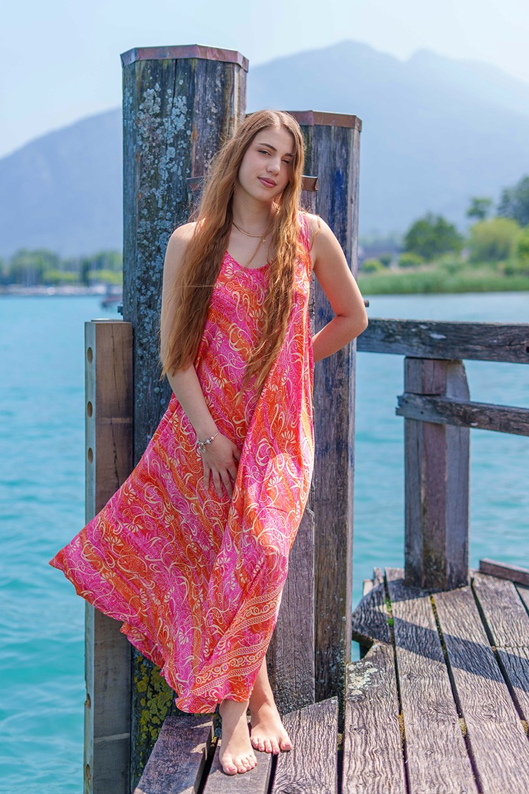 Portrait jeune femme debout en robe bord du lac St-Jorioz