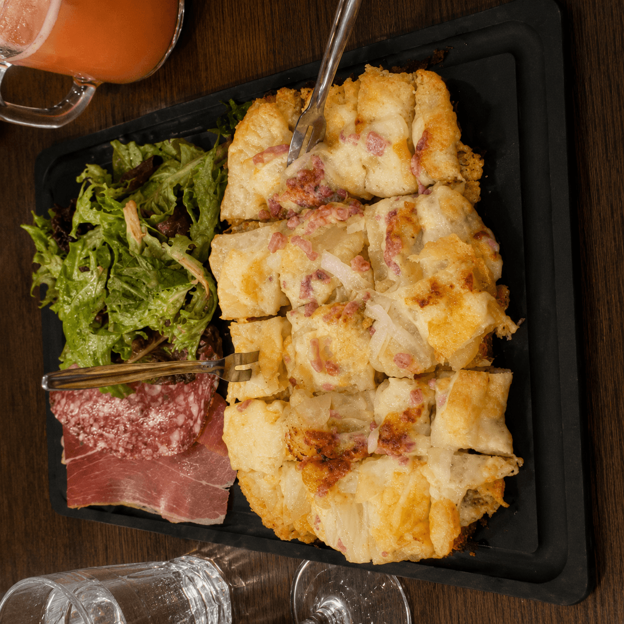 Tartine auvergnate au Saint-Nectaire avec salade et jambon sec d’Auvergne