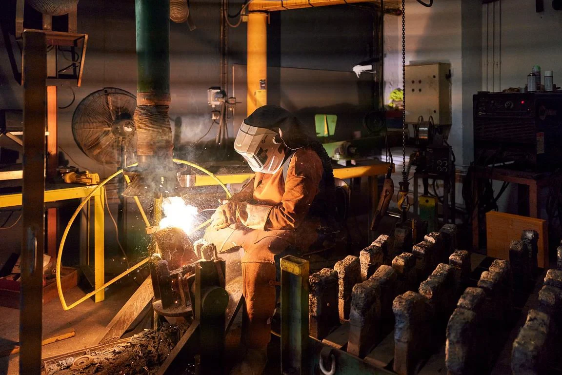 Reportage métier : artisan soudeur en action dans un atelier industriel à La Réunion