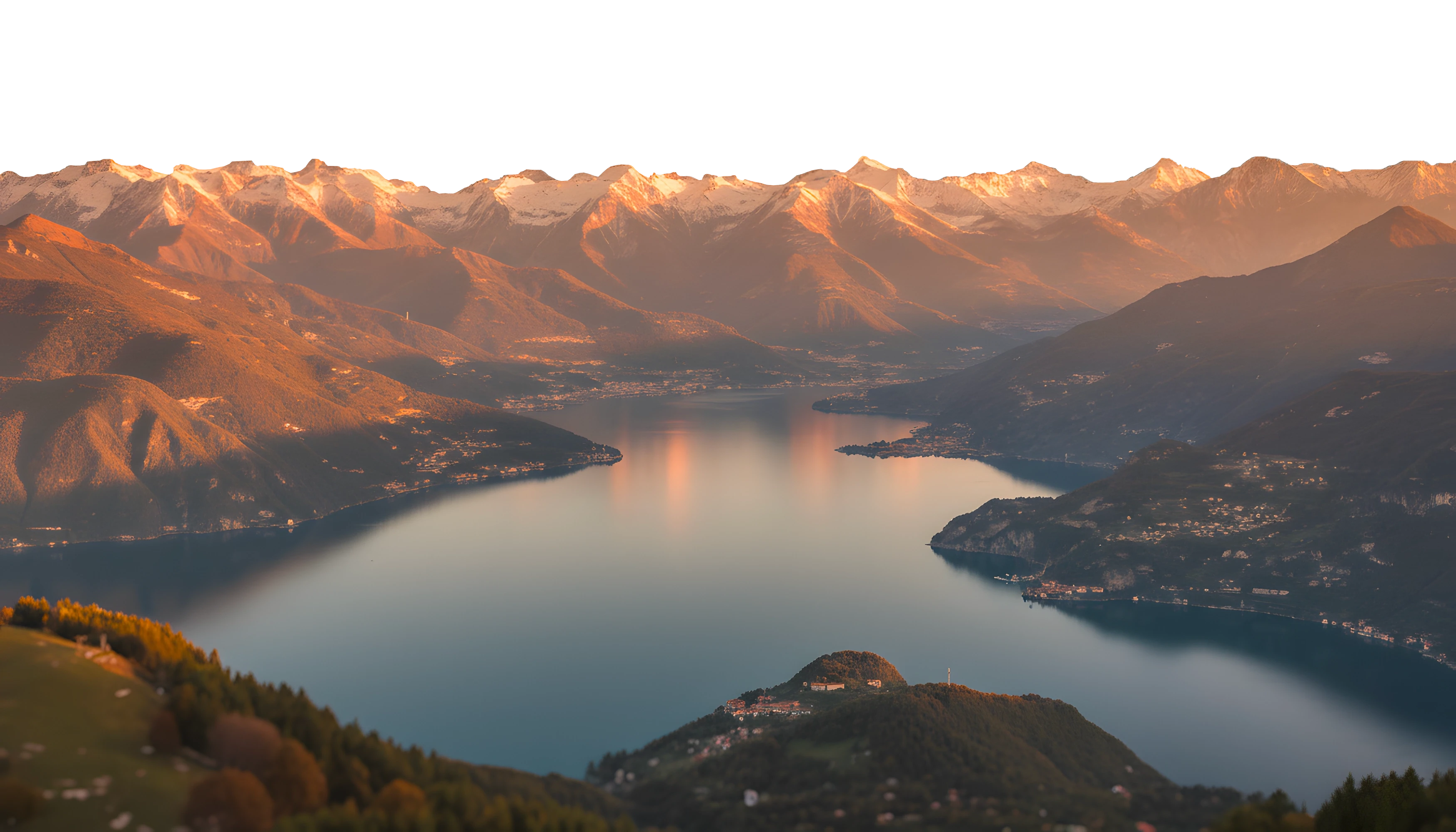 Vista panoramica del Lago di Como al tramonto, con riflessi dorati sulle montagne.