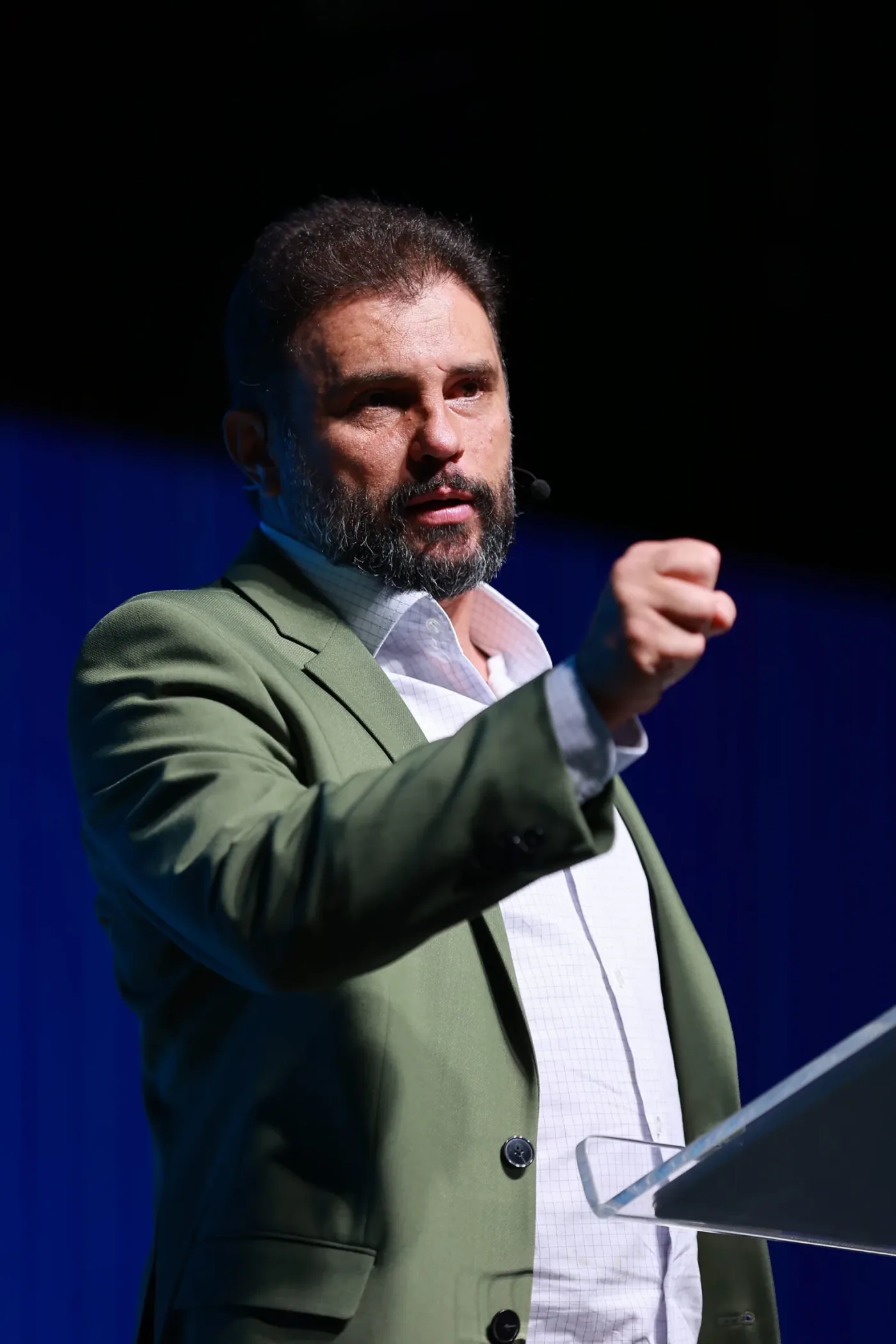 Bispo JB Carvalho pregando