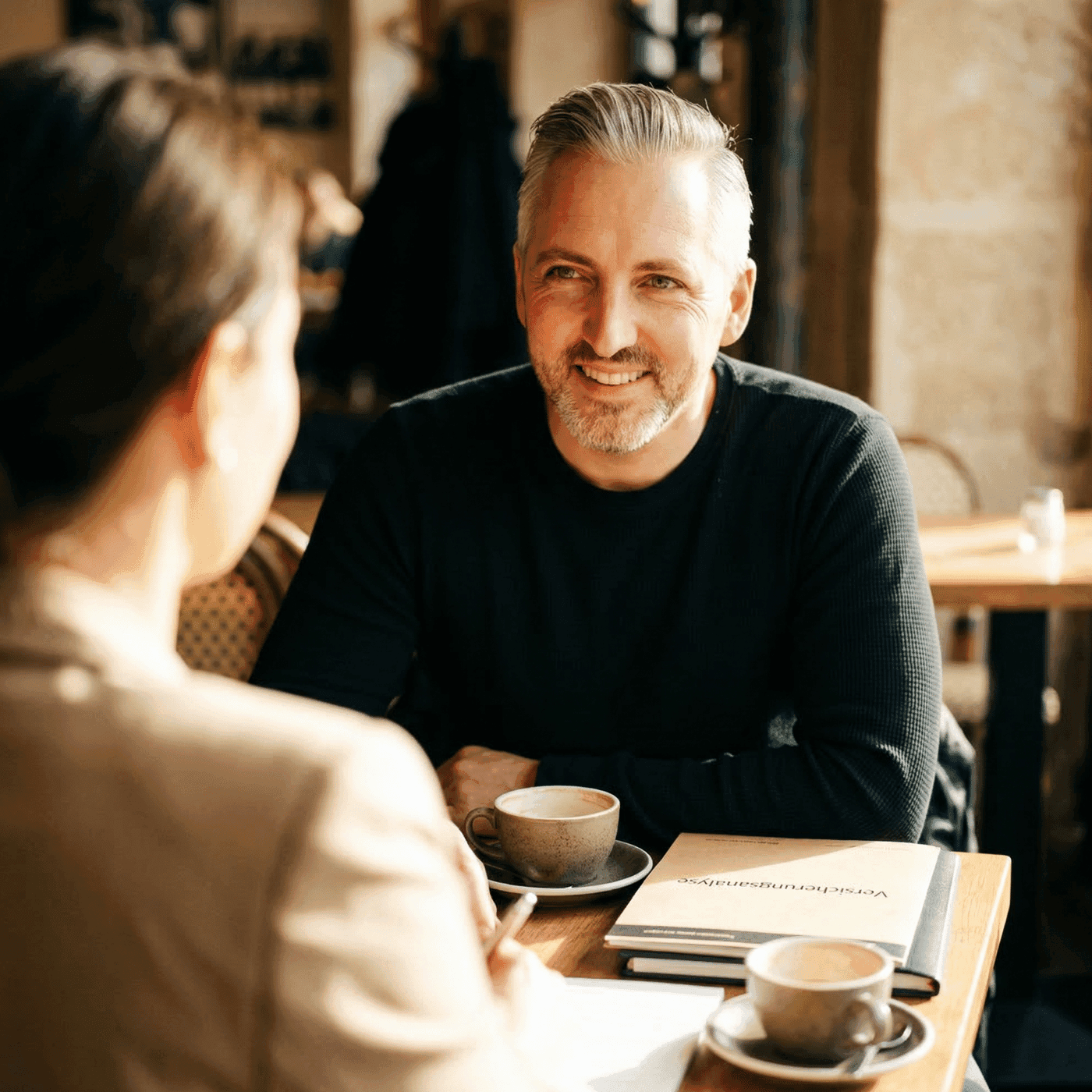 Persönliches Beratungsgespräch zwischen Makler und Unternehmer — individuelle Betreuung durch VitalPro