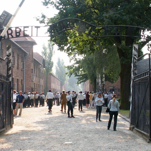 Auschwitz-Birkenau: Guided Tour + Transport + Lunch tickets in Oświęcim
