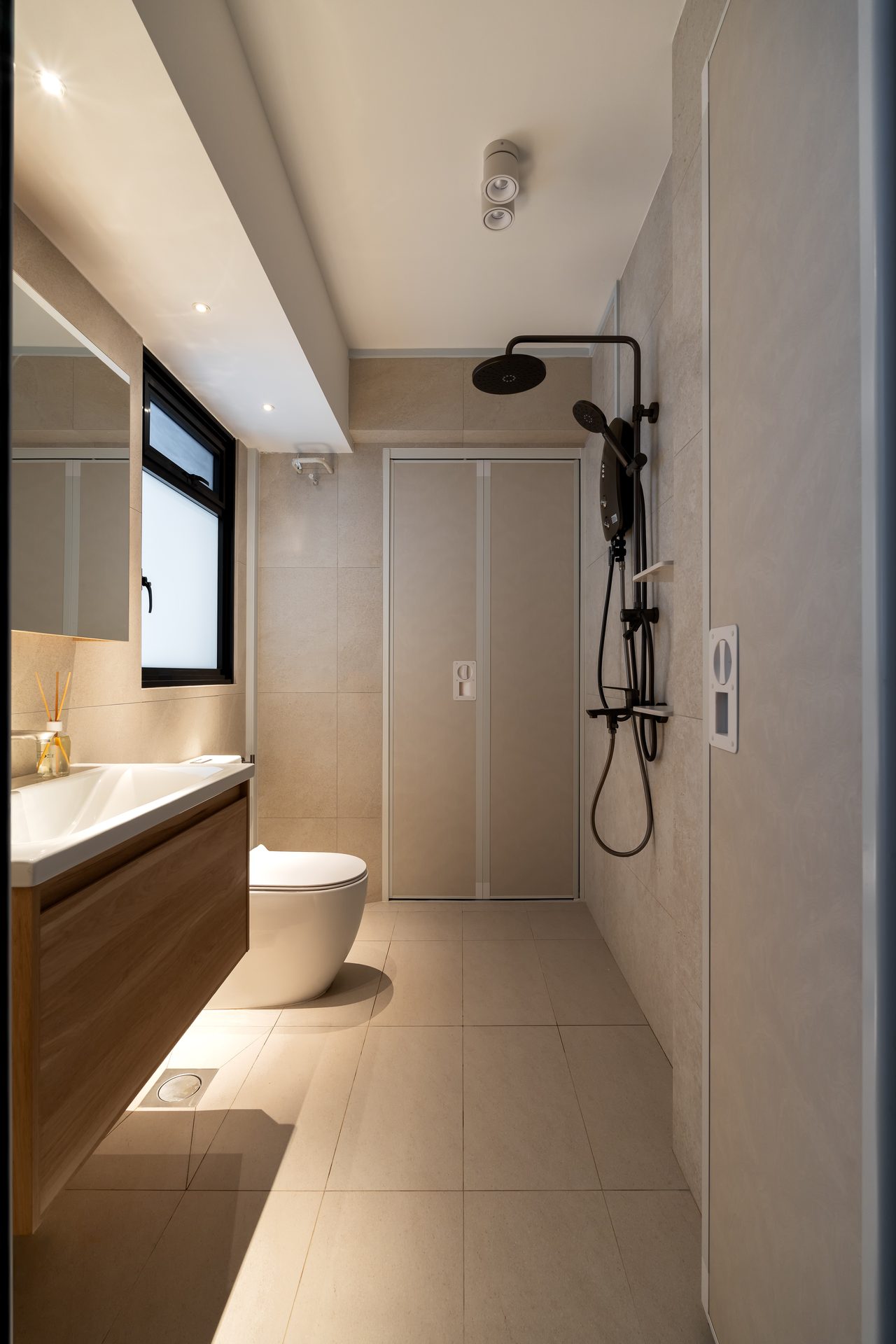 Monochromatic tiles from Hafary for a peaceful bathroom ambience