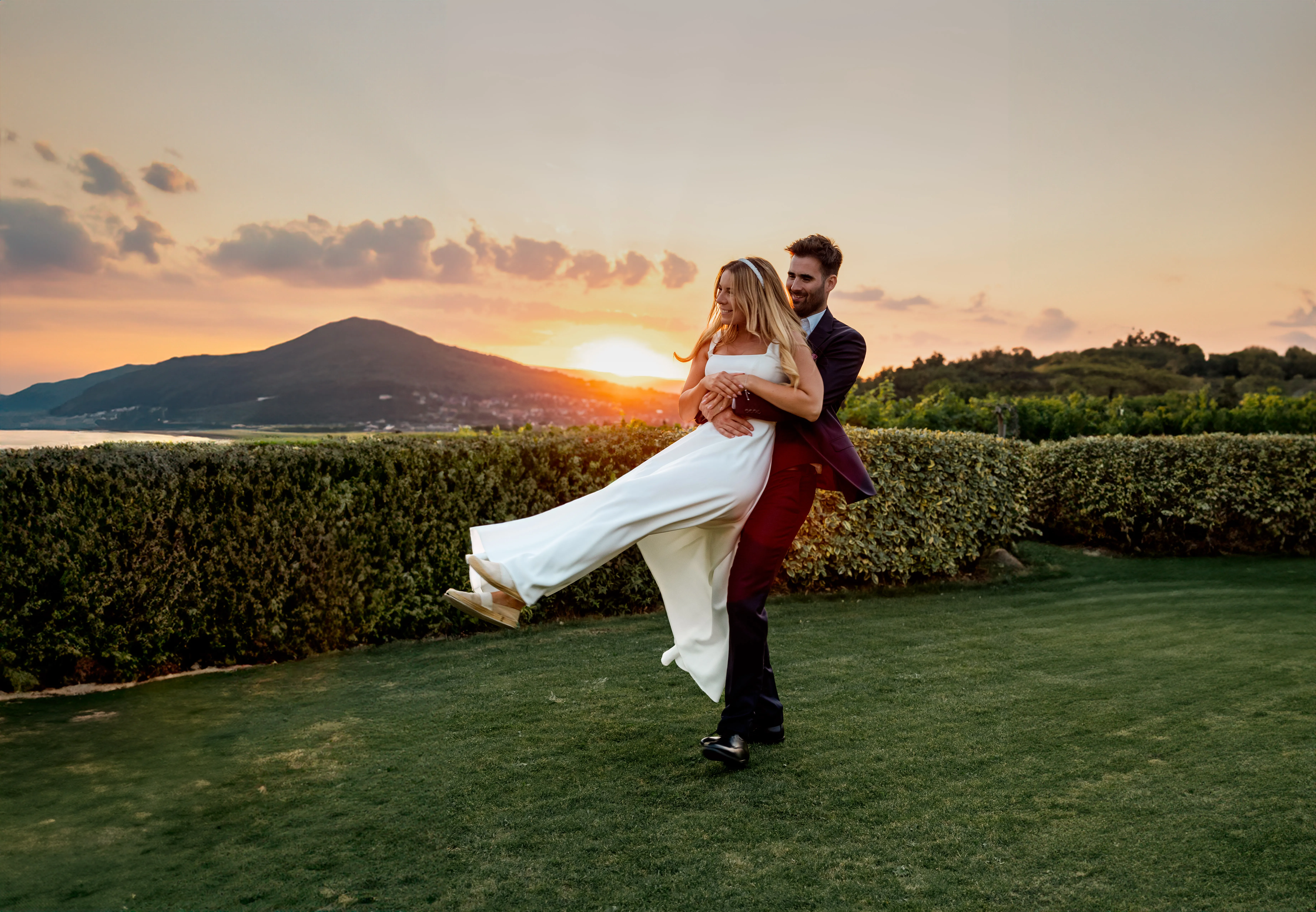 Esküvői fotó panorámás helyszínen naplementében - tökéletes lokáció kiválasztása organicstory.hu blog