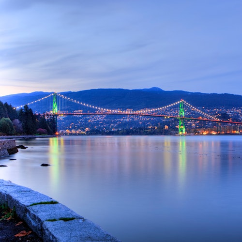 Blick auf North Vancouver und die Lions Gate Bridge