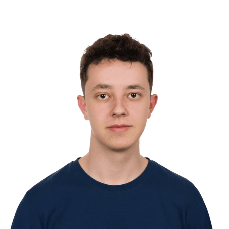 Ritratto di un giovane uomo con capelli castani e una camicia blu, scatto in studio