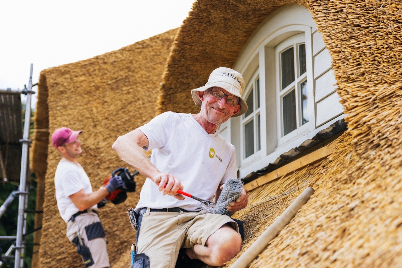 Medewerker aan het werk - Rietdekkersbedrijf van Dijk Putten