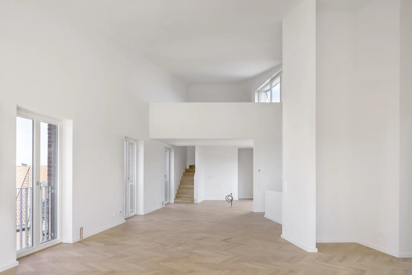 Isometrische Zeichnung eines Bauprojekts mit mehreren Gebäuden und markierten Strukturen in Rot