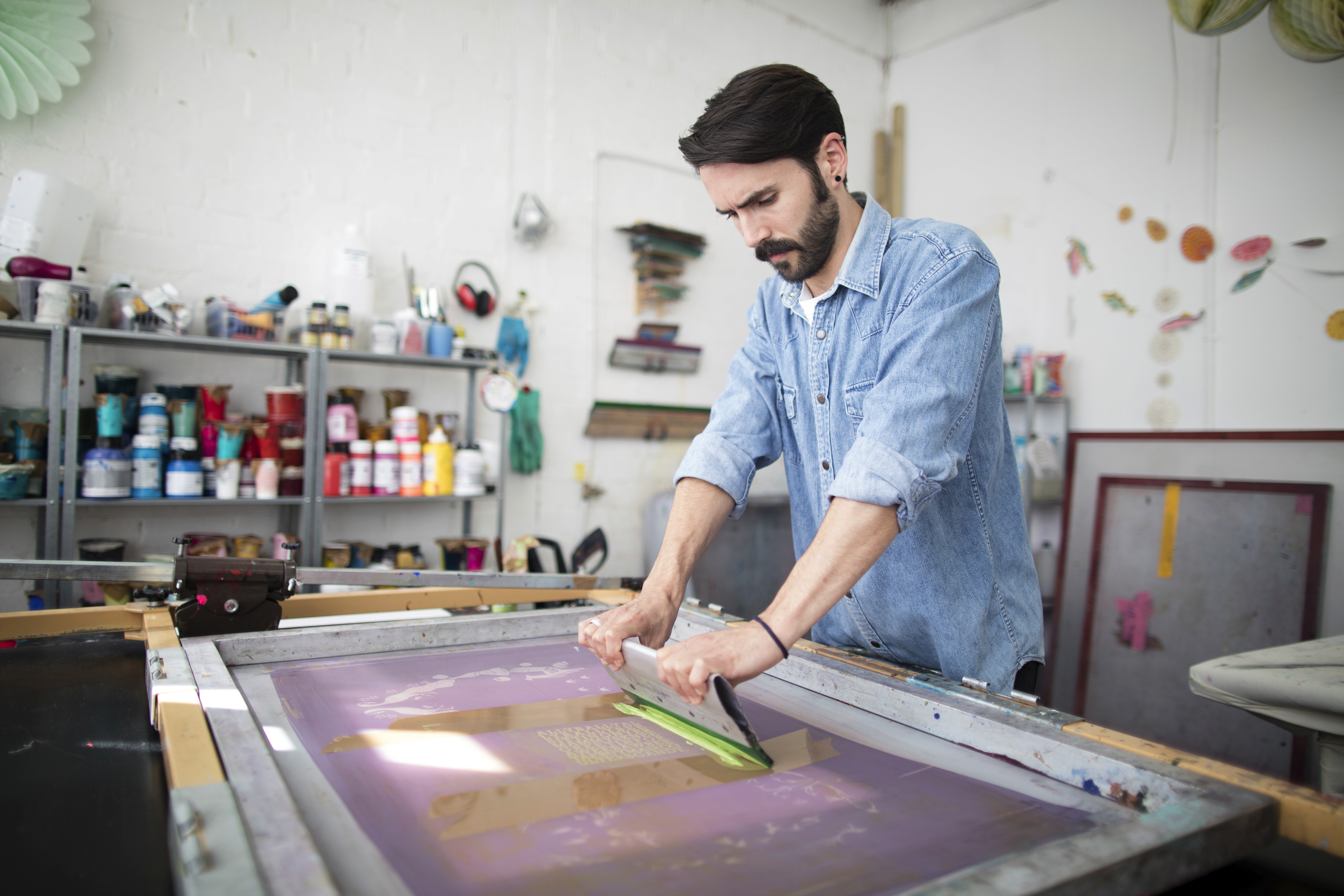 Proceso de serigrafía artesanal sobre camiseta en taller — Divuit Studio Barcelona