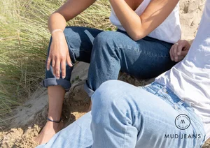 Dans le lookbook de la marque Danoise Another Aspect, le mannequin porte un costume gris et une chemise blanche