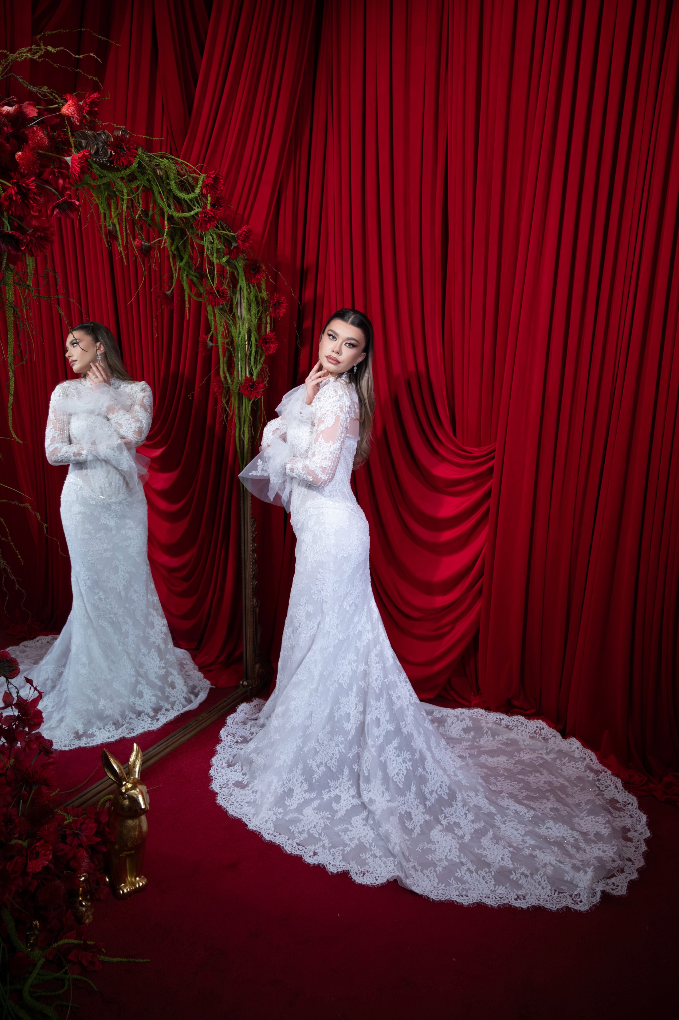 mireasă surprinsa într-o poziție artistică într-un decor cu draperii roșii, fotografie bridal în București