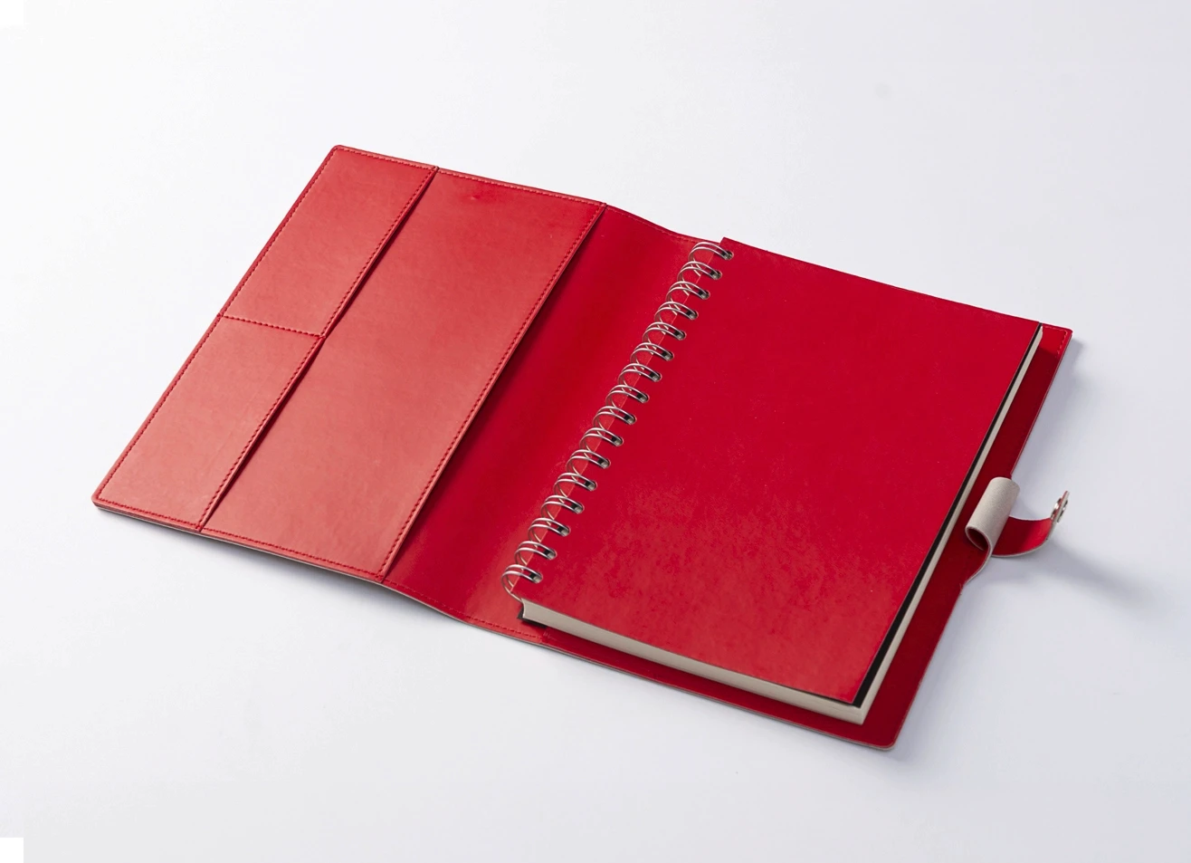 Open cover revealing red interior pockets and ring binder mechanism.