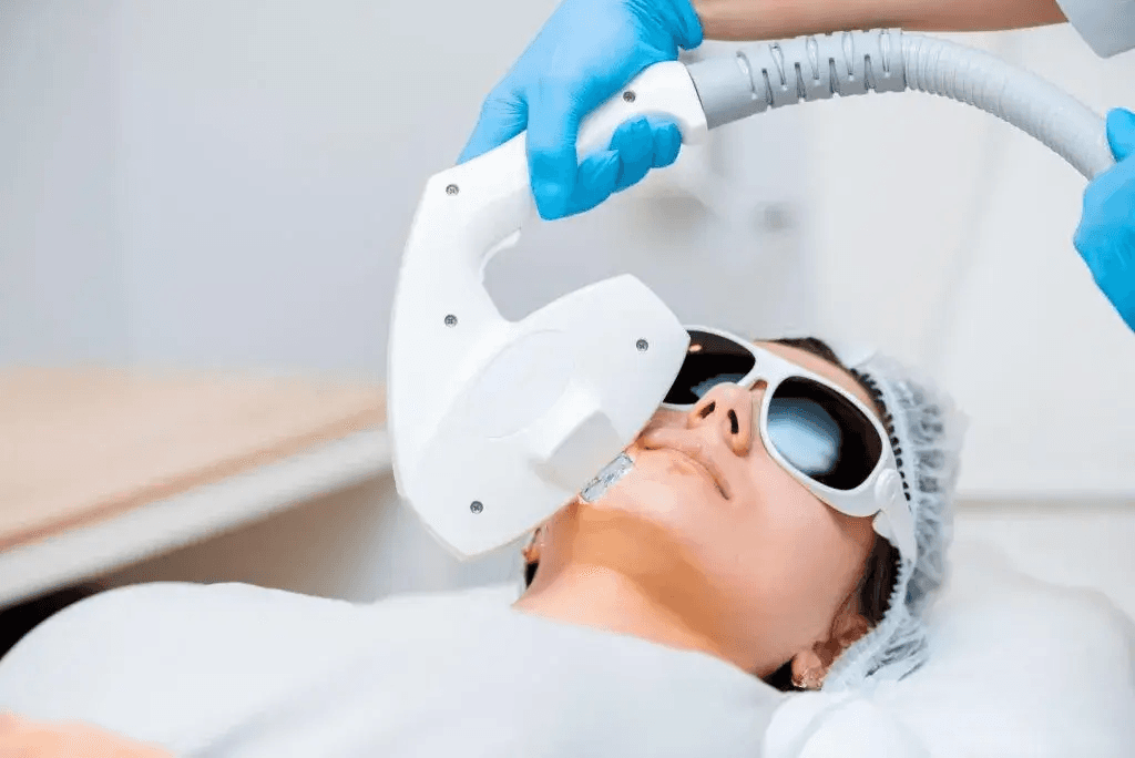 Man undergoing HydraFacial therapy to reduce acne, refine pores, and achieve smoother, balanced skin.