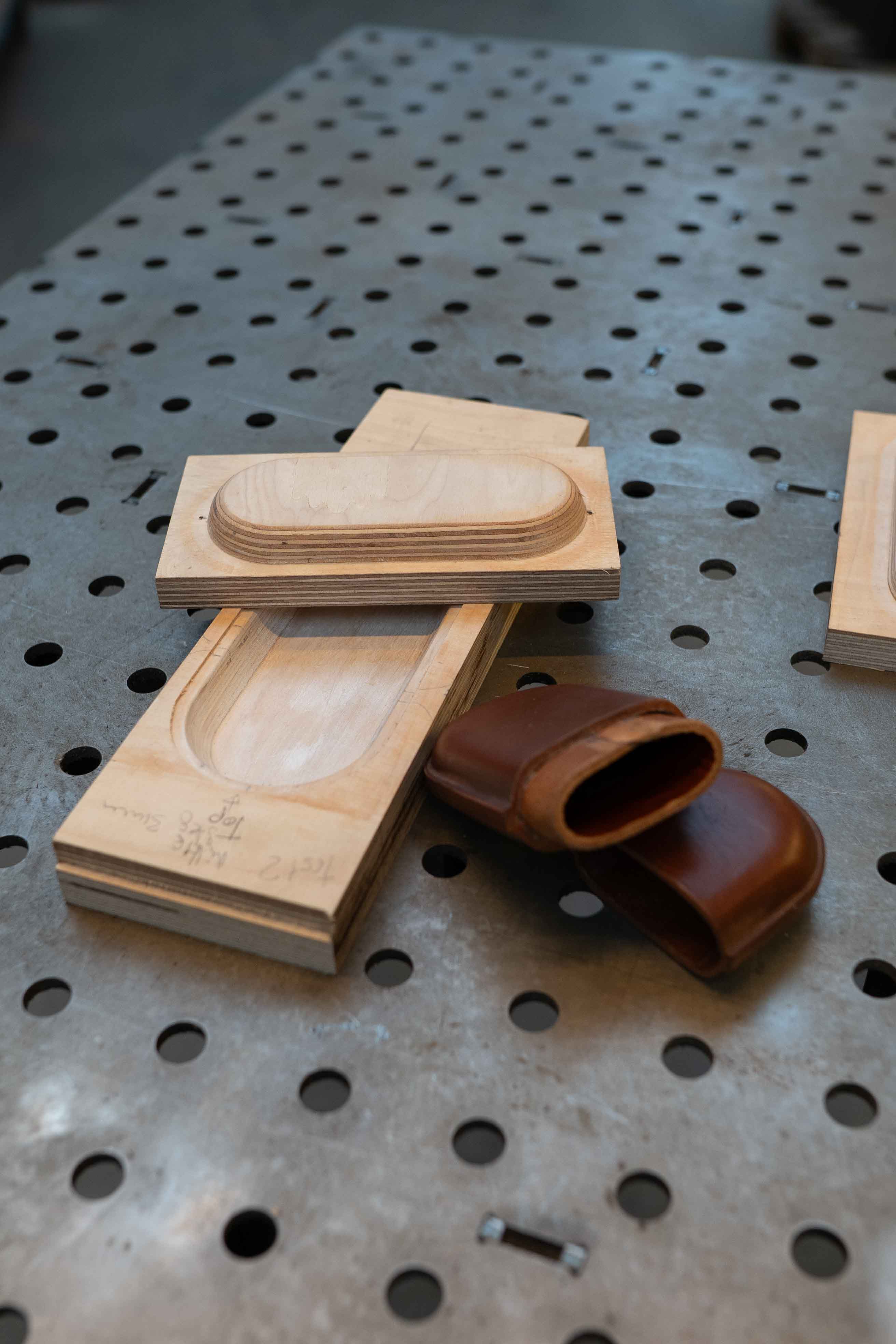 Detailaufnahme der Wellenstruktur der Akustiklampe aus Holz, zeigt Material und handgefertigte Verarbeitung