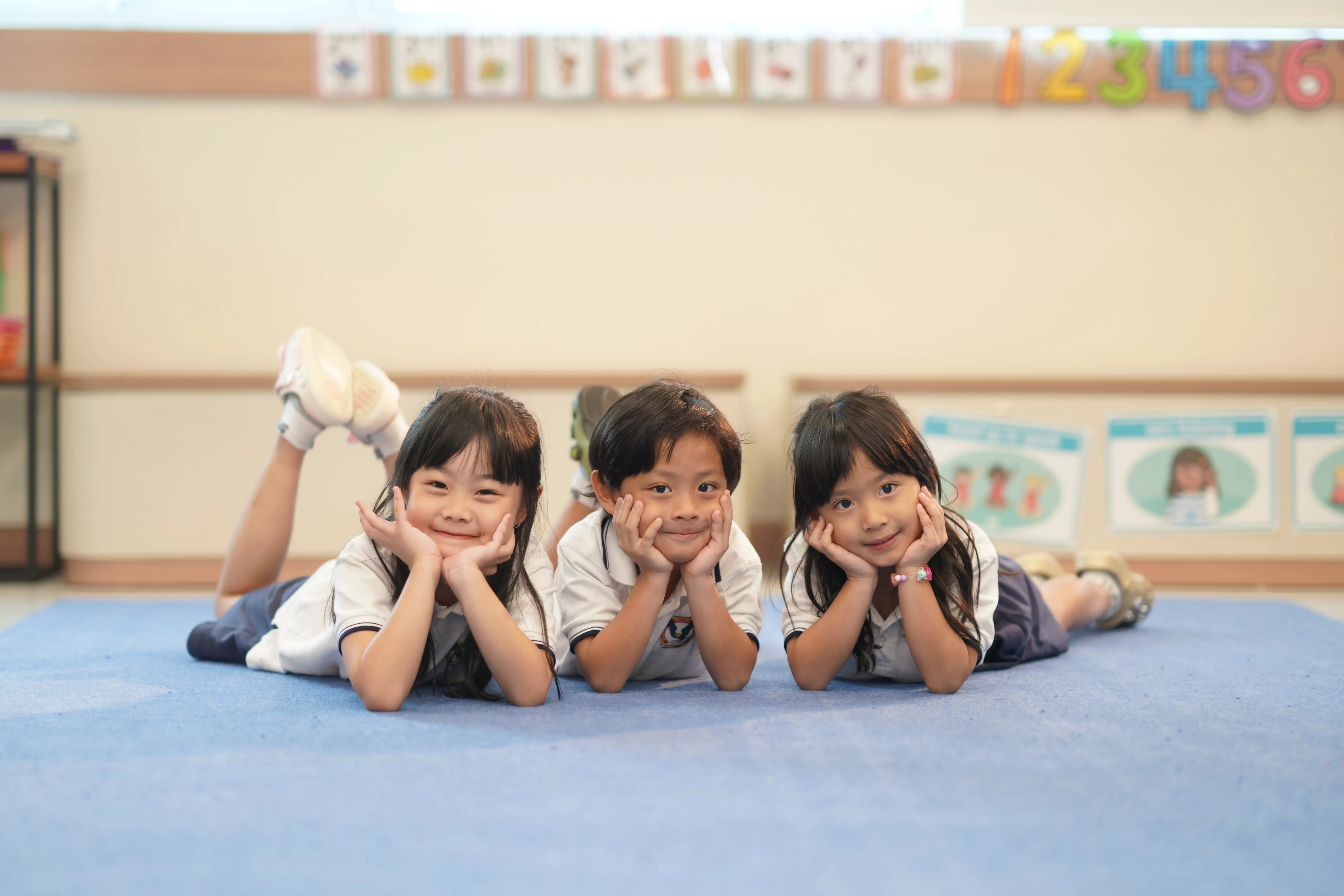 Formasi batu berbentuk pusaran dengan cahaya hangat menyaring masuk.