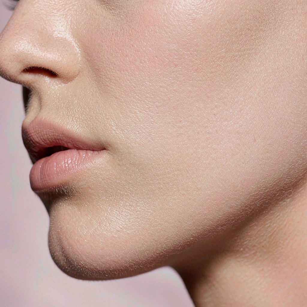 Translucent Oil-Absorbing Loose Setting Powder — on skin