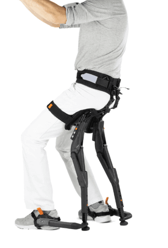 Utilisateur assis grâce à l’exosquelette Chairless Chair, qui sert de siège portable ergonomique en soutenant le poids du corps sans chaise traditionnelle
