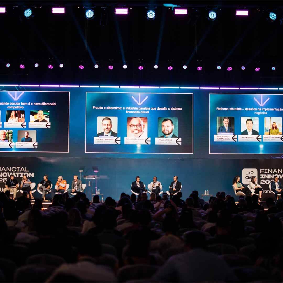 Painel estratégico com speakers no palco do CMS Financial Innovation 2025